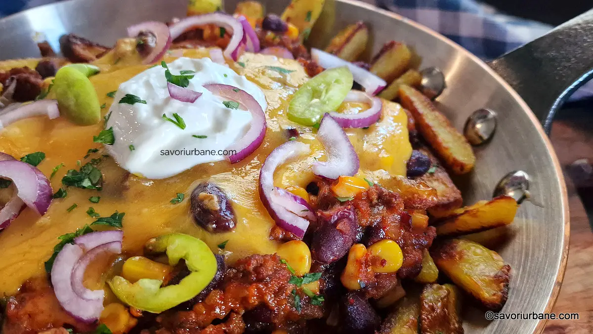 topping loaded fries con chili