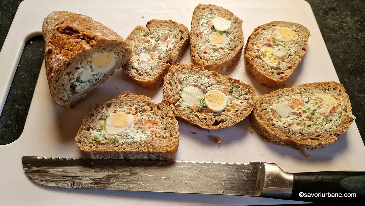 Feliere și servire franzelă aperitiv cu umplutură de cremă de brânză cu somon afumat și ouă de prepeliță