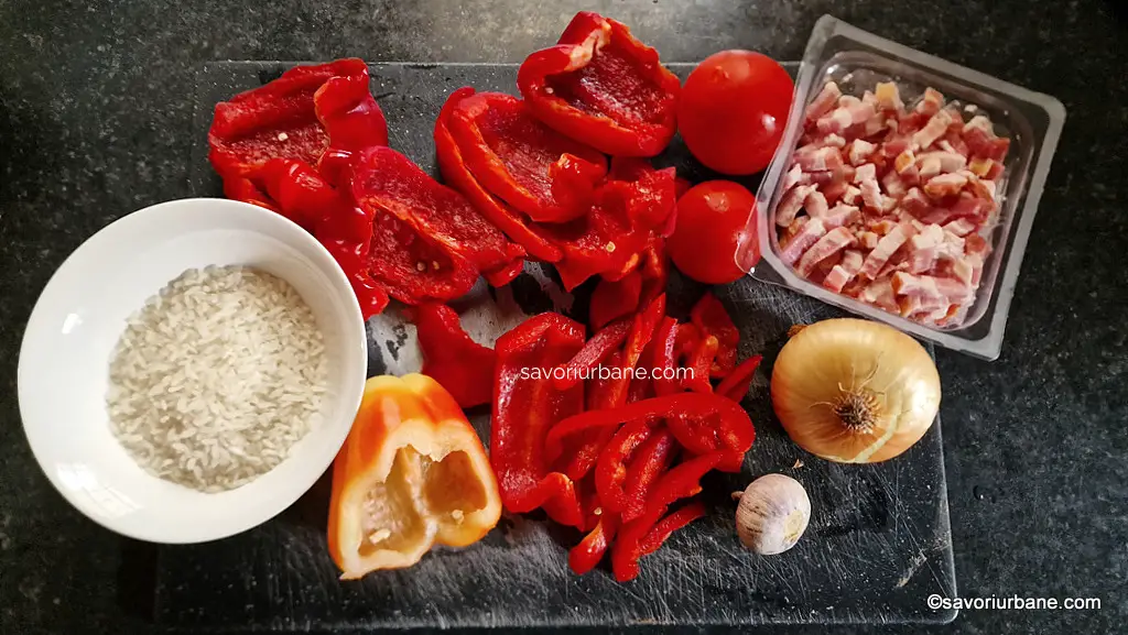 Ingrediente pentru tocana de ardei gras, kapia sau gogoșar cu ceapă, usturoi, roșii, orez și paprika