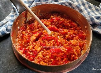 Lecsó – rețeta de mâncare ungurească de ardei sau gogoșari cu orez Lecsó - rețeta de mâncare ungurească de ardei grași cu orez și Kaiser (costiță afumată) savori urbane