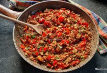 Mâncare de carne tocată cu legume la tigaie – rețeta rapidă și simplă Mâncare de carne tocată cu legume la tigaie - rețeta rapidă și simplă savori urb