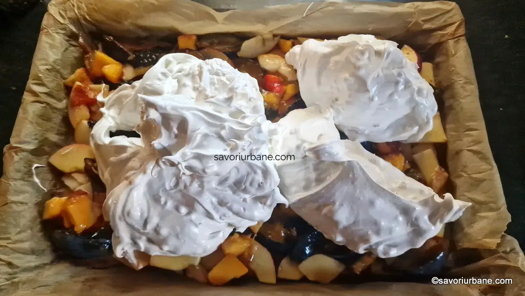 Montarea prăjiturii cu fructe (prune, piersici, pere, mere) și bezea (2)
