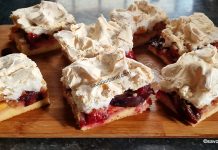 Prăjitură cu bezea și fructe (prune, piersici, mere, pere) – pe blat pufos Prăjitură cu bezea și fructe (prune, piersici, mere, pere) - pe blat pufos reteta savori urbane