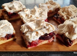 Prăjitură cu bezea și fructe (prune, piersici, mere, pere) – pe blat pufos Prăjitură cu bezea și fructe (prune, piersici, mere, pere) - pe blat pufos reteta savori urbane