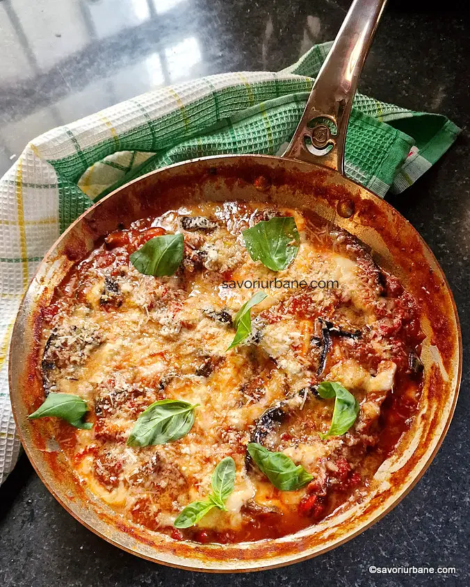 Servire vinete alla pizzaiola, la tigaie - rețeta italiană cu sos de roșii, mozzarella și parmezan