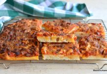 Sfincione palermitano – rețeta de pizza pufoasă siciliană Sfincione palermitano - rețeta de pizza pufoasă siciliană savori urbane