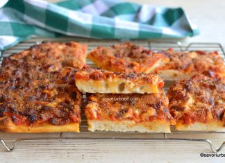 Sfincione palermitano – rețeta de pizza pufoasă siciliană Sfincione palermitano - rețeta de pizza pufoasă siciliană savori urbane