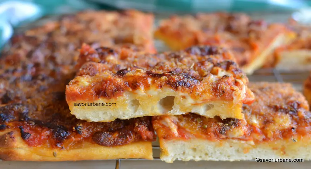 felie de pizza siciliana pufoasa cu anșoa aciughe pecorino caciocavallo ragusano
