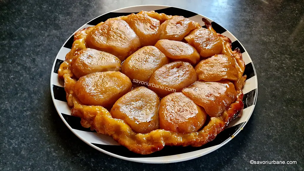 Răsturnare și servire Tarte Tatin rețeta franțuzească de tartă răsturnată cu mere caramelizate și foietaj savori