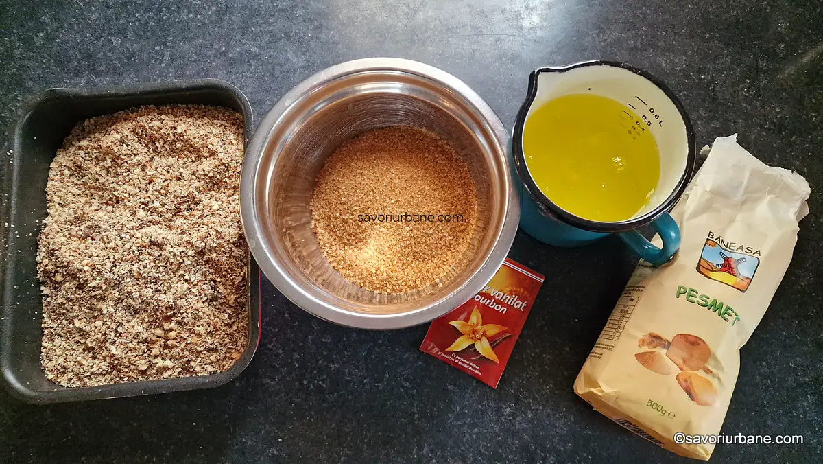 ingrediente Foi de bezea cu nucă sau alune, migdale și zahăr brun