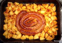 Cârnați proaspeți prăjiți la cuptor cu cartofi copți și sos gustos – rețeta simplă Cârnați proaspeți prăjiți la cuptor cu cartofi copți și sos gustos - rețeta simplă savori urbane1