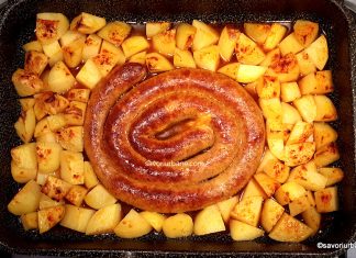 Cârnați proaspeți prăjiți la cuptor cu cartofi copți și sos gustos – rețeta simplă Cârnați proaspeți prăjiți la cuptor cu cartofi copți și sos gustos - rețeta simplă savori urbane1