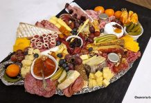Charcuterie Board VIDEO – Cum se face un platou cu brânzeturi și mezeluri (aperitive festive)? Charcuterie Board VIDEO - Cum se face un platou cu brânzeturi și mezeluri (aperitive festive) savori urbane