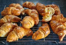 Cornuri foietate cu cașcaval și unt – rețeta de croissante aperitiv cu brânză sărată Cornuri foietate cu cașcaval - rețeta de croissante aperitiv de la Tanti Via savori urbane