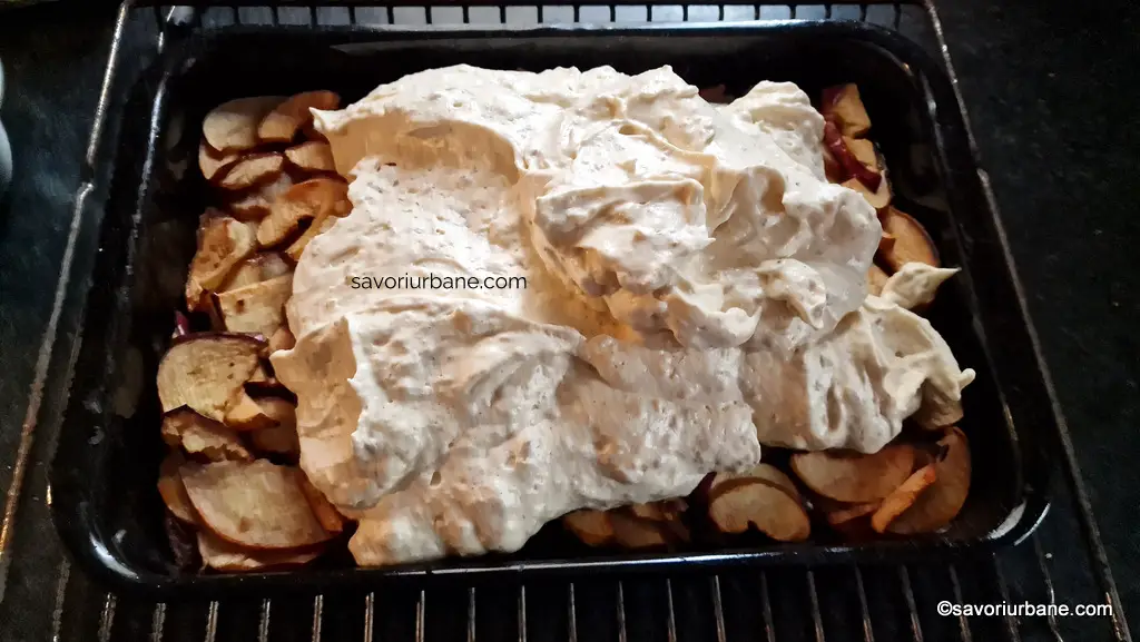 Așezarea compoziției de pandișpan cu nuci peste merele caramelizate și coacerea finală (cca. 20 de minute) (1)