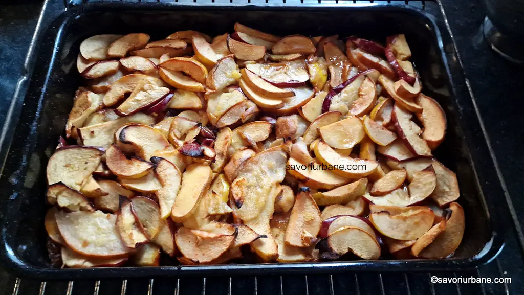 Caramelizarea merelor, gutuilor și perelor în tava tapetată cu zahăr ars - cca. 30 de minute