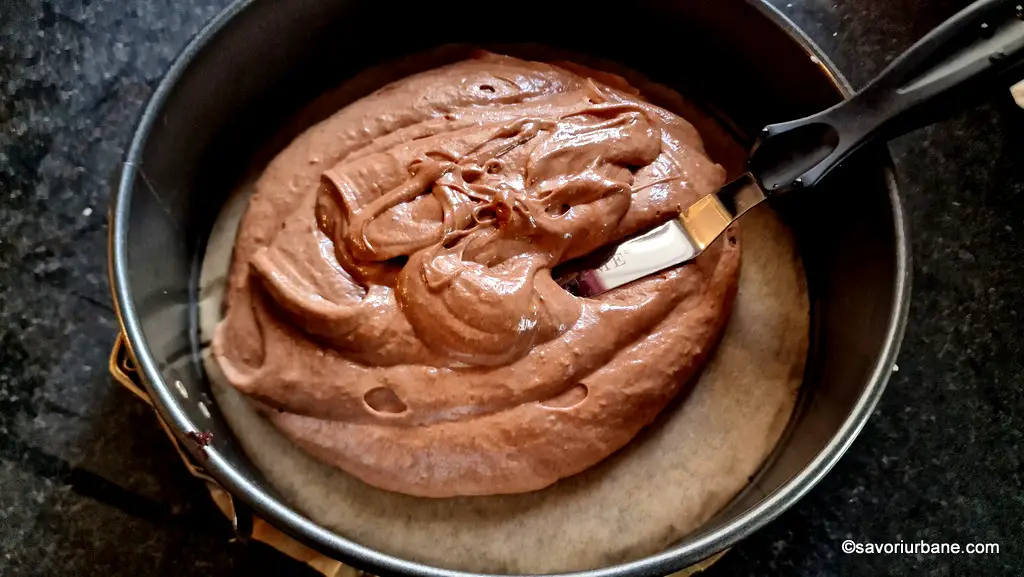 Cum se face blatul umed cu ciocolată și unt (tip Sacher) pentru un tort cu cremă bavareză (9)