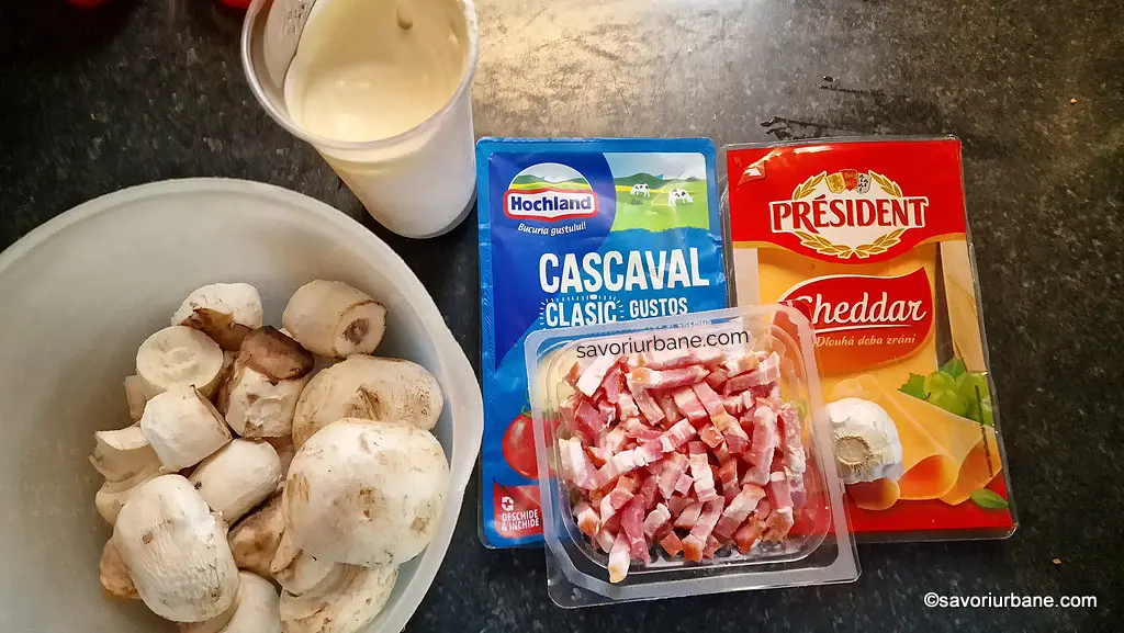 Ingrediente pentru cartofi franțuzești cu ciuperci și afumătură