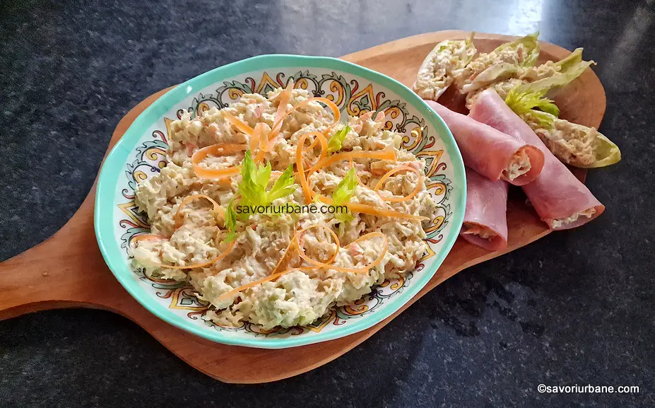 Servire Salată cu țelină crudă, morcov ras și dressing cremos - rețeta dietetică fără ulei (prezentare clasică sau rulouri de șuncă, frunze de