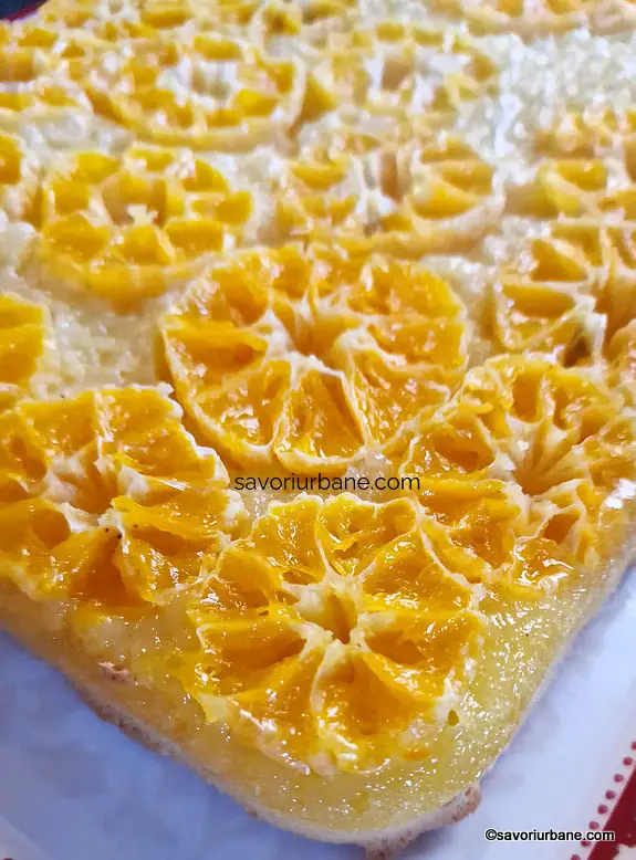 Servire pandișpan pufos cu clementine, mandarine, mineole sau portocale - rețeta de prăjitură răsturnată cu citrice (1)