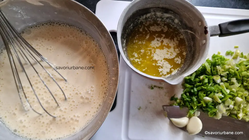 preparare sos cu ceapa verde bacon si branza pentru cartofi mississippi (1)