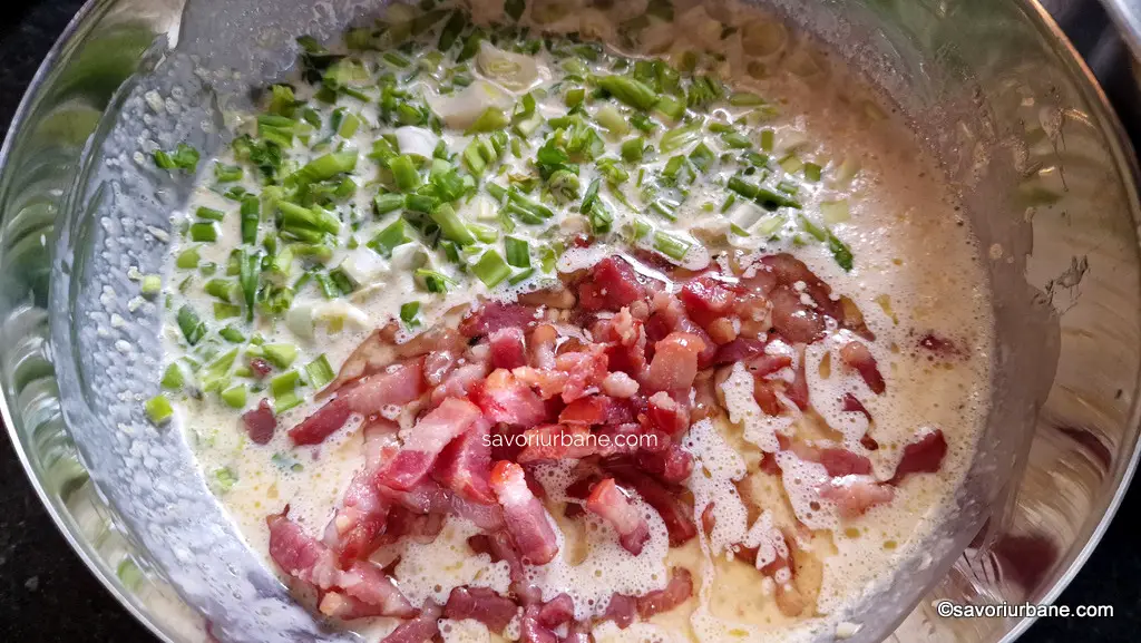 preparare sos cu ceapa verde bacon si branza pentru cartofi mississippi (2)