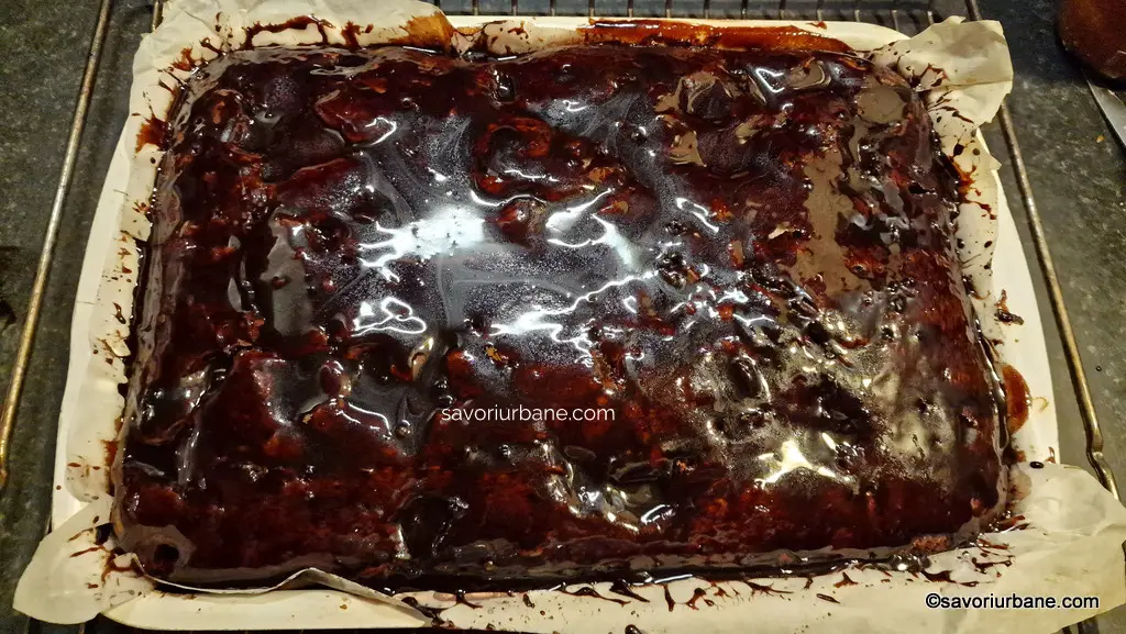 Cum se glazurează Prăjitura Ileana cu siropul de ciocolată păstrat deoparte (1)