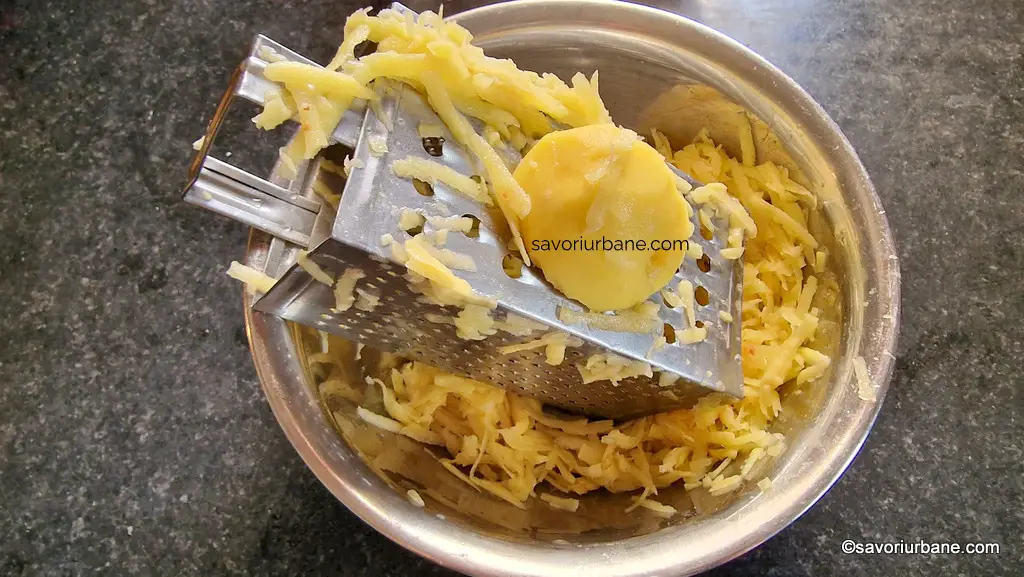Cum se prepară compoziția pentru crusta zburlită din cartofi rași