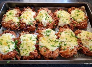 Șnițele ungurești „zburlite”, în crustă de cartofi rași și gratinate cu cașcaval (la cuptor) Șnițele ungurești zburlite în crustă de cartofi rași și gratinate cu cașcaval (la cuptor) rețeta savori urbane 1