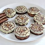 Ișlere cu cremă de castane sau cafea și glazură de ciocolată albă - fursecuri fine cu cacao și unt reteta savori urbane