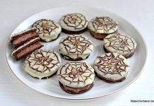 Ișlere cu cremă de castane sau cafea și glazură de ciocolată albă – fursecuri din aluat fraged cu cacao și unt Ișlere cu cremă de castane sau cafea și glazură de ciocolată albă - fursecuri fine cu cacao și unt reteta savori urbane