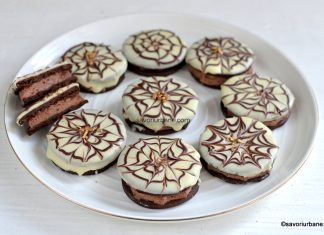 Ișlere cu cremă de castane sau cafea și glazură de ciocolată albă – fursecuri din aluat fraged cu cacao și unt Ișlere cu cremă de castane sau cafea și glazură de ciocolată albă - fursecuri fine cu cacao și unt reteta savori urbane