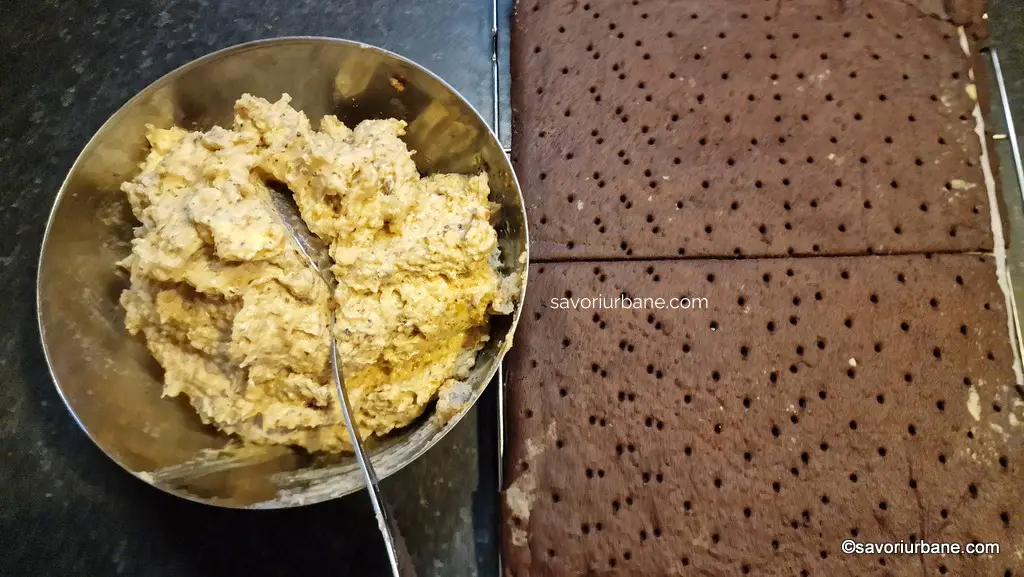Montarea prăjiturii cu foi cu cacao și cremă fină de nucă opărită cu lapte