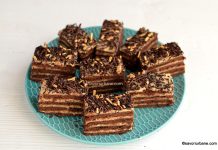 Prăjitură simplă cu cremă de nucă opărită cu lapte, ciocolată și foi fragede cu cacao și unt Prăjitură simplă cu cremă de nucă și foi fragede cu cacao și unt reteta savori urbane