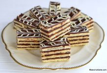 Prăjitură simplă cu foi fragede și cremă de ciocolată – cu glazură de ciocolată albă și neagră Prăjitură simplă cu foi fragede și cremă de ciocolată - cu glazură de ciocolată albă și neagră reteta savori urbane