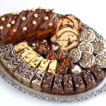 Platou asortat cu prăjituri, fursecuri și cozonac pentru Crăciun și Anul Nou (Revelion)