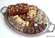 Platou asortat cu 6 prăjituri, fursecuri și cozonac pentru Crăciun și Anul Nou (Revelion) Platou asortat cu prăjituri, fursecuri și cozonac pentru Crăciun și Anul Nou (Revelion)