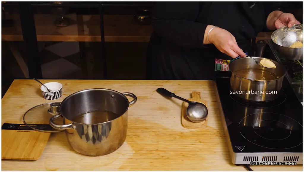 Cum se porționează găluștele cu lingura și cum se fierb în supa de pui (1)
