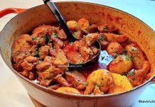 Tocăniță ardelenească de porc cu cartofi și sos gustos cu ceapă și usturoi Tocăniță ardelenească de porc cu cartofi și sos gustos cu ceapă și usturoi reteta savori urbane1