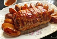 Cotlet de porc învelit în bacon împletit – rețeta de friptură fragedă și suculentă, la cuptor Cotlet de porc învelit în bacon împletit - rețeta de friptură la cuptor savori urbane