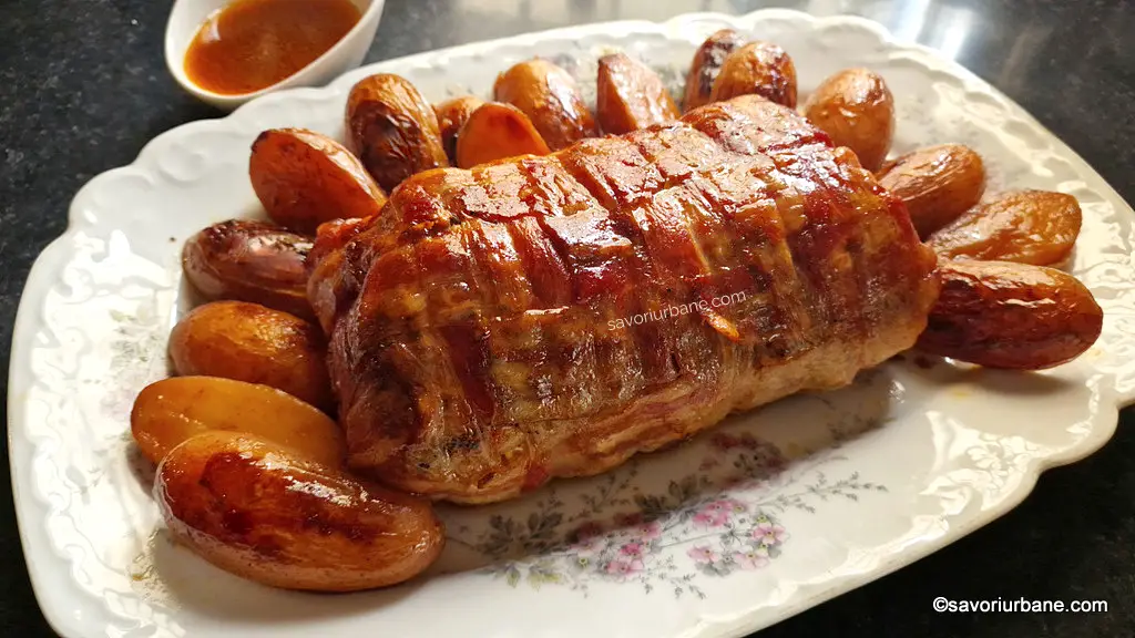 Cotlet de porc învelit în bacon împletit - rețeta de friptură la cuptor savori urbane