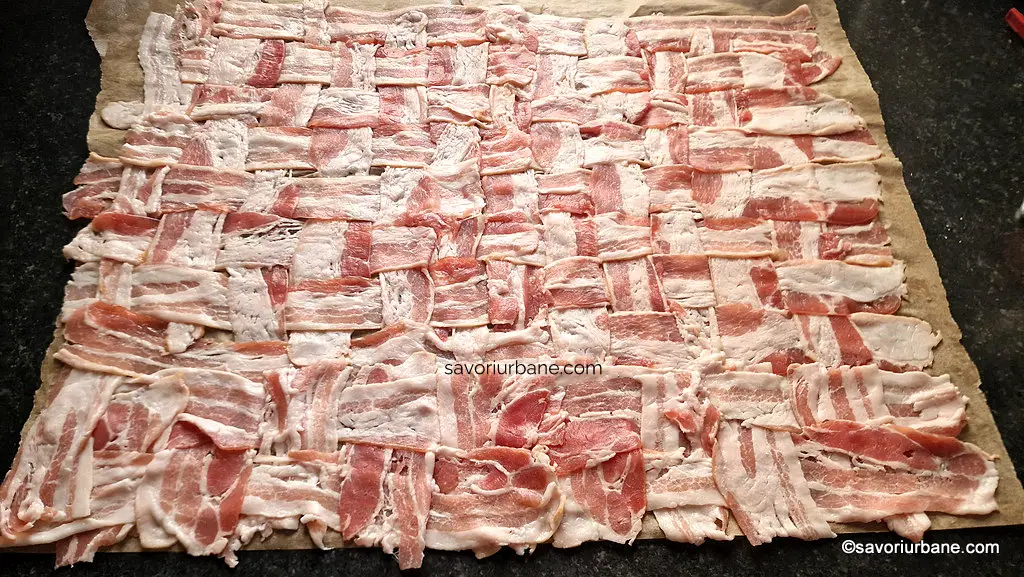 Cum se face mantia din felii de bacon împletite
