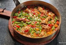 Mâncare de pui cu fasole păstăi, sos de roșii și usturoi – rețeta rapidă Mâncare de pui cu fasole păstăi, sos de roșii și usturoi - rețeta rapidă savori urbane