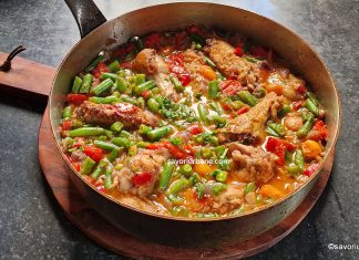 Mâncare de pui cu fasole păstăi, sos de roșii și usturoi – rețeta rapidă Mâncare de pui cu fasole păstăi, sos de roșii și usturoi - rețeta rapidă savori urbane