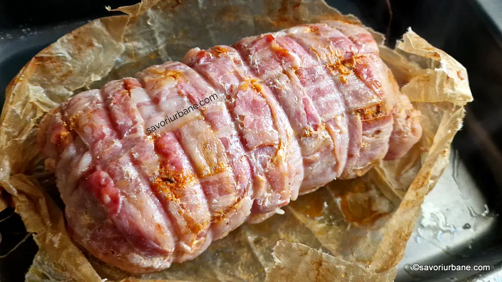 Prima etapă de coacere a ruladei din cotlet de porc învelit în bacon (3)