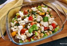 Salată rapidă cu năut boabe, crudități și brânză telemea (feta, caș proaspăt) Salată rapidă cu năut fiert, crudități și brânză telemea (feta, caș) reteta savori urbane