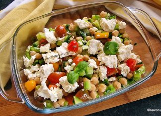 Salată rapidă cu năut boabe, crudități și brânză telemea (feta, caș proaspăt) Salată rapidă cu năut fiert, crudități și brânză telemea (feta, caș) reteta savori urbane