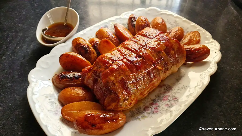 Servire cotlet de porc învelit în bacon împletit - rețeta de friptură fragedă și suculentă, la cuptor savori