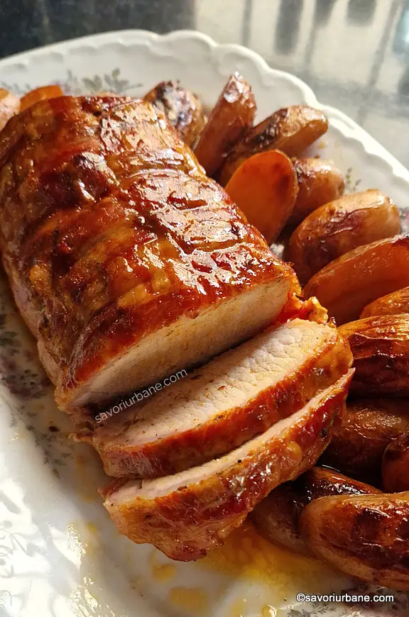 friptura de porc cotlet fara os la cuptor cu mantie din fasii de bacon impletite