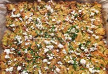 Dovlecei crocanți cu mălai, usturoi și telemea – turtă la cuptor Dovlecei crocanți cu mălai, usturoi și telemea - la cuptor reteta savori urbane